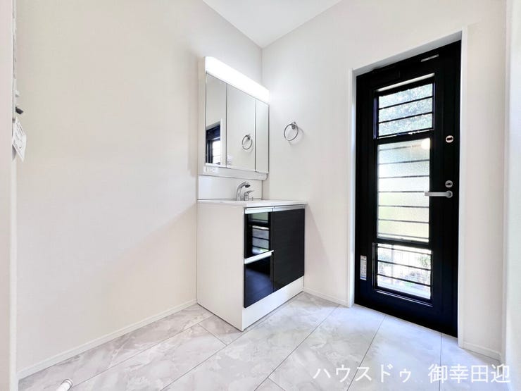 ■清々しいリフレッシュ空間■自分を磨き、気持ちを切り替える。心地よい光が差し込むプライベートスペース。