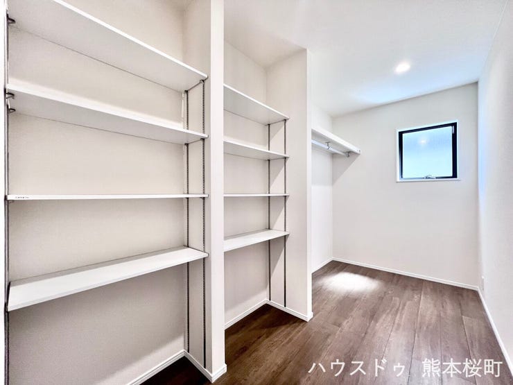 ■高さ調整が可能な可動棚を採用した大容量パントリー■食品のストックはもちろん、ルーターなどの通信機器をまとめるスペースとしても活用でき、生活空間をスッキリ保てます。