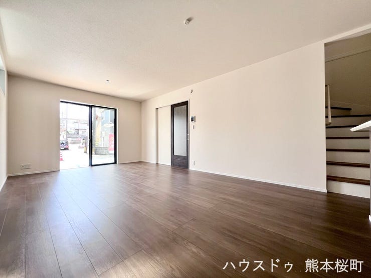 ■安らぎと笑顔の中心地■陽光が優しく降り注ぎ、会話が自然と弾む。ここでは、毎日が特別な時間へと変わります。