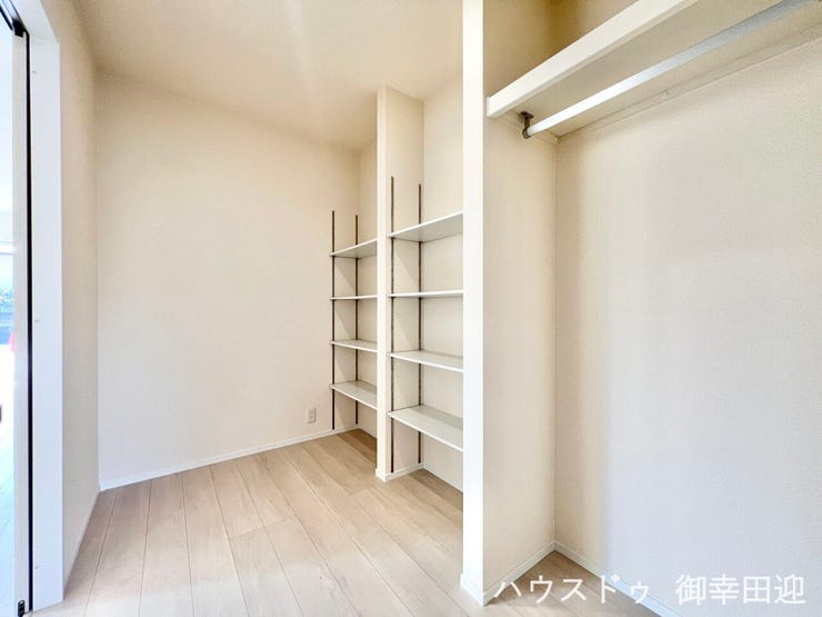■高さ調整が可能な可動棚を採用した大容量パントリー■食品のストックはもちろん、ルーターなどの通信機器をまとめるスペースとしても活用でき、生活空間をスッキリ保てます。