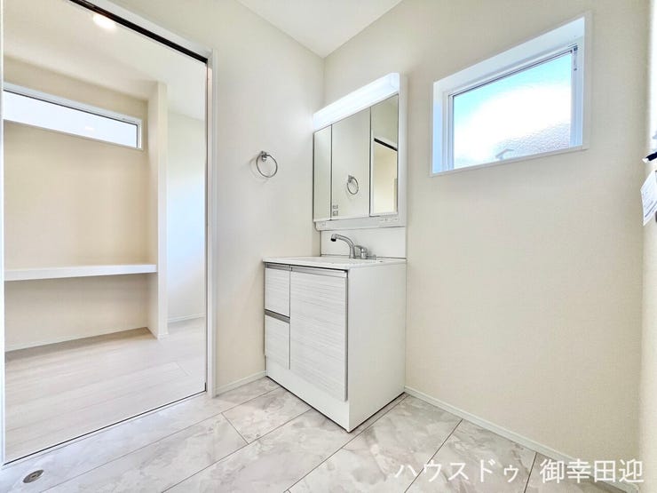 ■清々しいリフレッシュ空間■自分を磨き、気持ちを切り替える。心地よい光が差し込むプライベートスペース。
