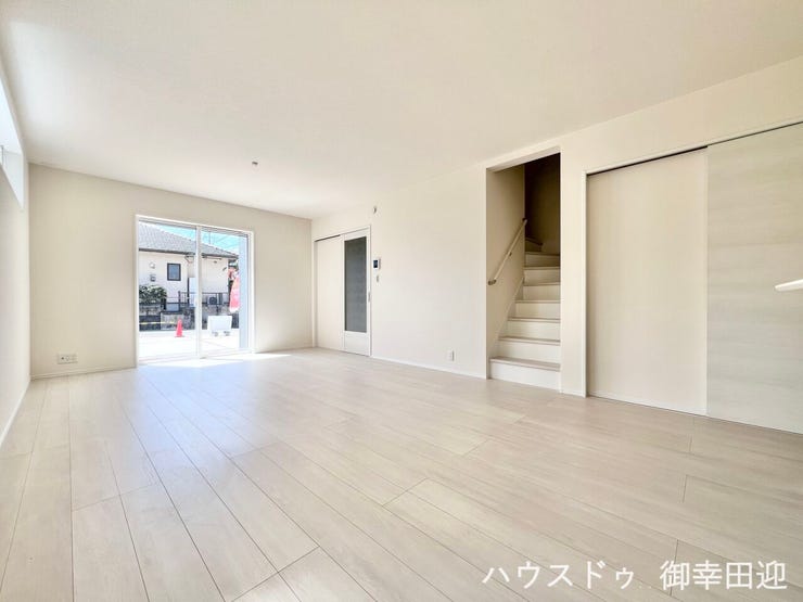 ■安らぎと笑顔の中心地■陽光が優しく降り注ぎ、会話が自然と弾む。ここでは、毎日が特別な時間へと変わります。