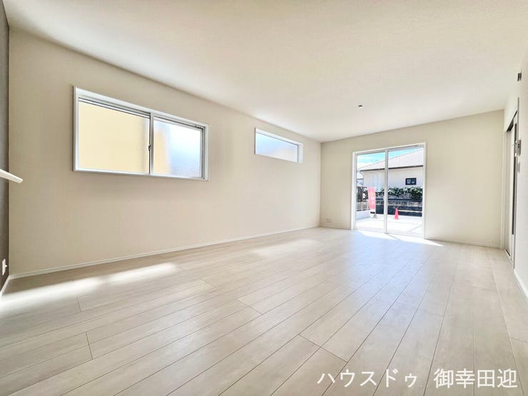 ■安らぎと笑顔の中心地■陽光が優しく降り注ぎ、会話が自然と弾む。ここでは、毎日が特別な時間へと変わります。