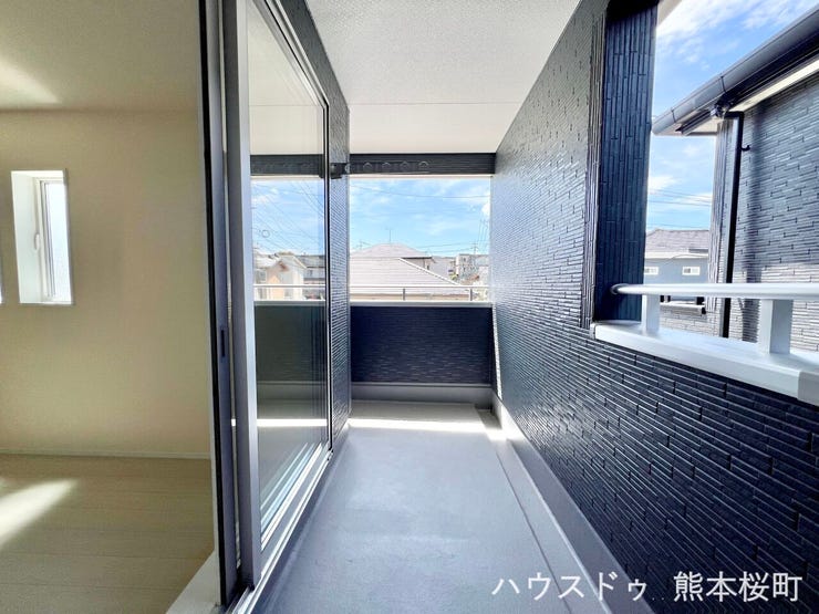 ■空の下の開放的な特等席■日光浴や読書、外の空気を感じながらリフレッシュ。暮らしを豊かにする、もう一つの心地よい空間です。