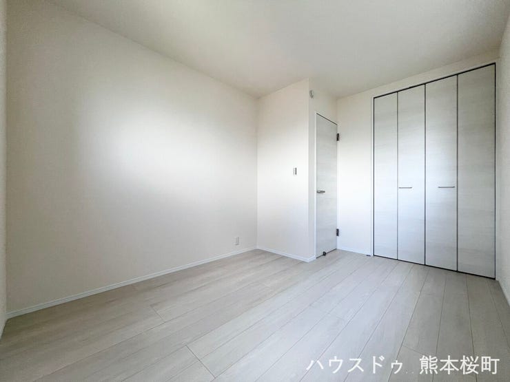 ■2階5.5帖洋室■寝室、書斎、趣味の部屋。家族の成長やライフスタイルに合わせ、様々な使い方ができる快適な空間です。