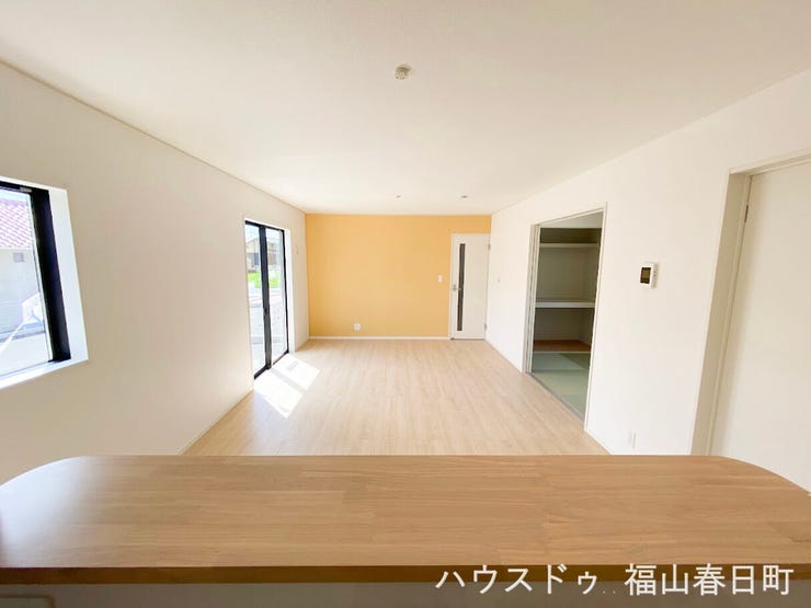 リビングを見渡せる対面式キッチン。ゆとりある作業スペースと豊富な収納を備え、IHクッキングヒーターで毎日の調理やお手入れも快適です。