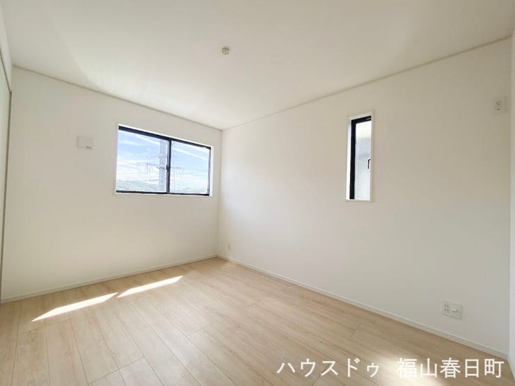 ■2階6畳洋室①■クローゼットを備えた6帖の洋室。子ども部屋はもちろん、書斎や趣味のスペースとしても使いやすいお部屋です。