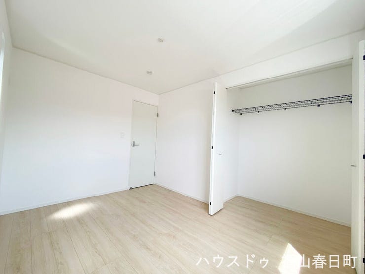 ■2階6畳洋室①■2か所の窓から自然光が差し込む、明るく心地よい洋室です。