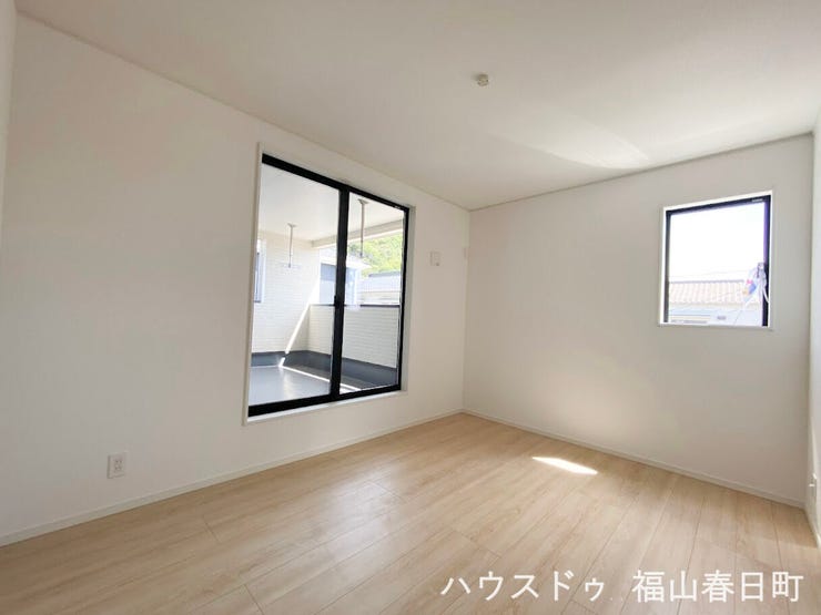 ■2階6畳洋室②■バルコニーに面した明るい6帖洋室。大きな窓から自然光を取り込み、子ども部屋や書斎にも使いやすい快適な空間です。