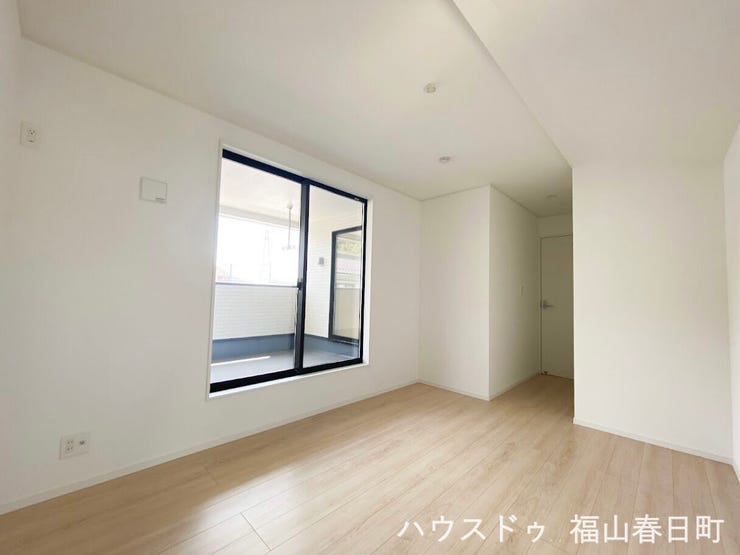 ■2階7畳洋室■7帖のゆとりある主寝室。バルコニーに面した明るい空間で、収納も備え、ベッドを置いてもゆったりと過ごせます。