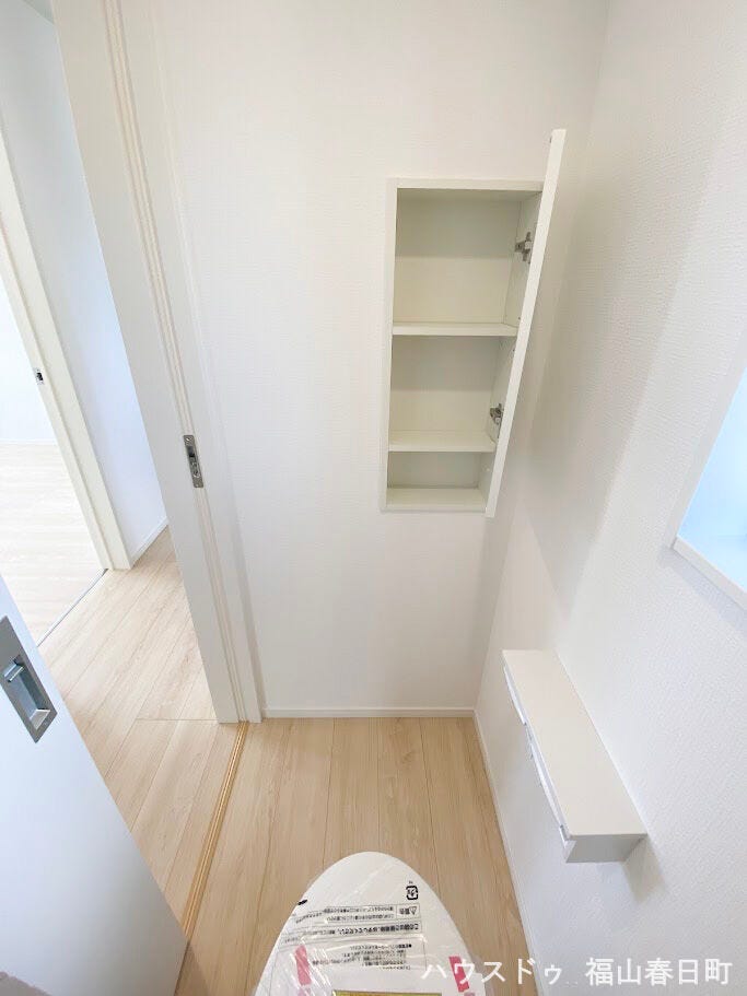 トイレ内には便利な収納を設置。予備のトイレットペーパーや掃除用品をすっきり隠して収納でき、生活感を抑えた清潔な空間を保てます。
