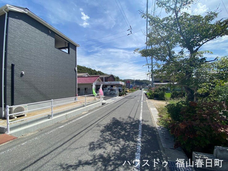 ゆとりある道路に面し、開放感のある住環境を実現しています。