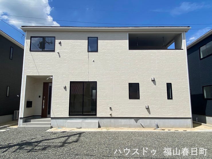 白を基調とした、明るく清潔感のある外観。シンプルで飽きのこないデザインが魅力です。