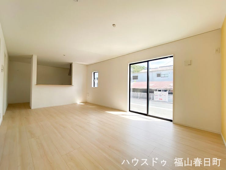 ■南向き・日当たり良好■午後の陽ざしがやわらかく部屋を包む、明るく温かみあふれるリビング空間です。