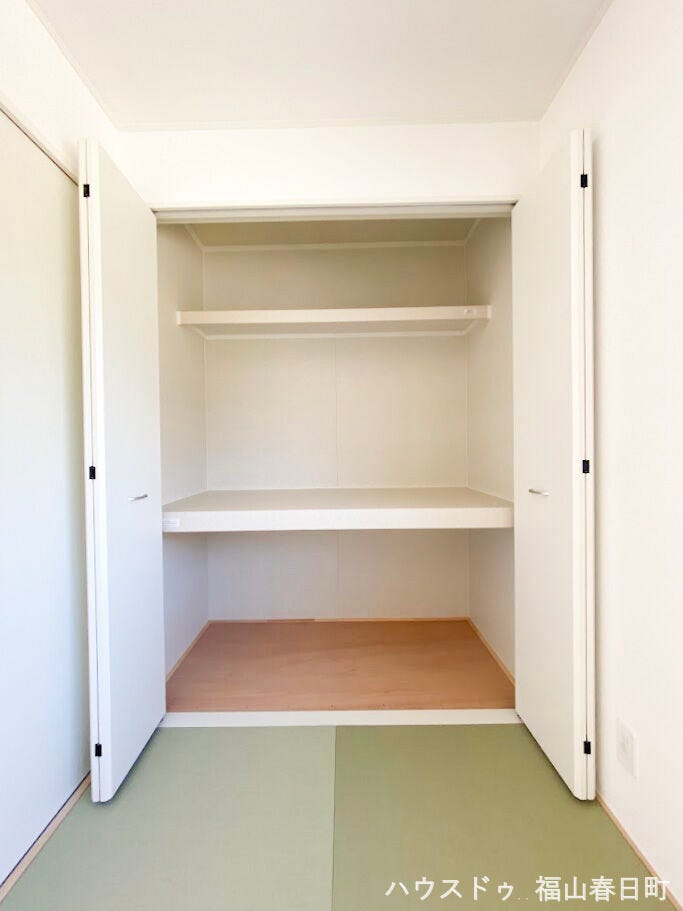 大型収納を備えた和室。布団や季節用品、お子さまのおもちゃなどをまとめて収納でき、くつろぎの空間をすっきり保てます。