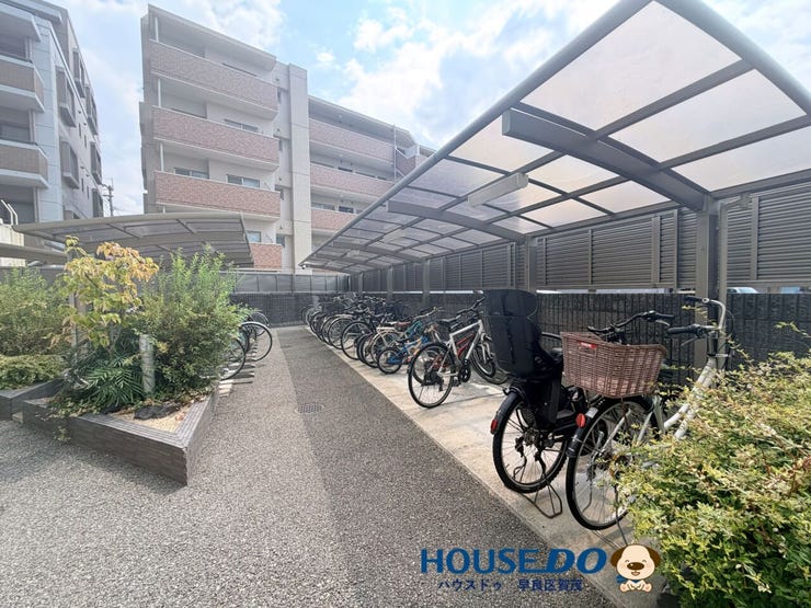 駐車場は屋根付きです