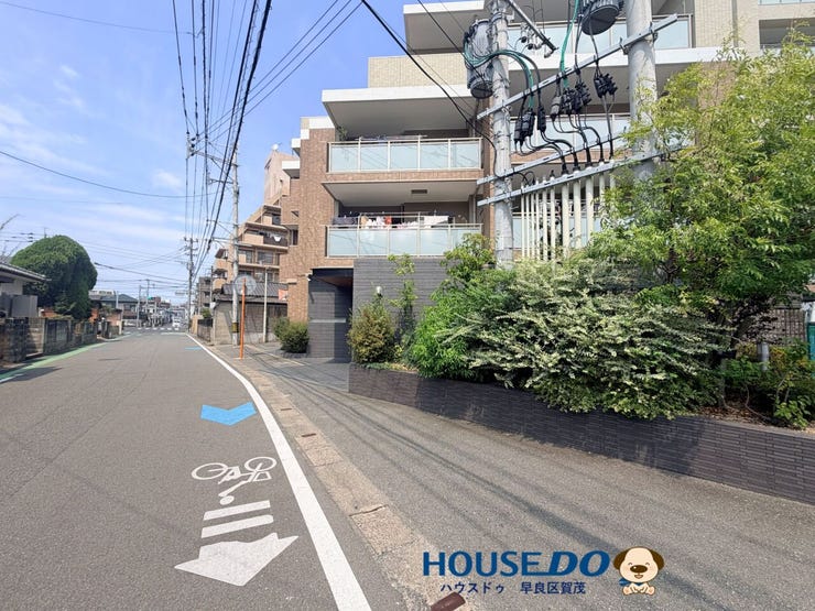 広めの道路に自転車通行路もついています