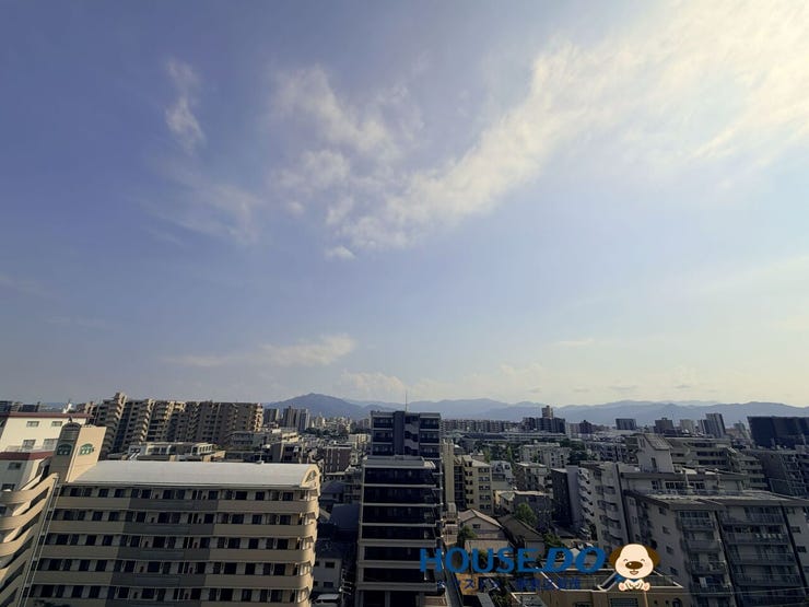 10階から青空がきれいに見えるバルコニー。外の空気を感じる時間も楽しめそうです