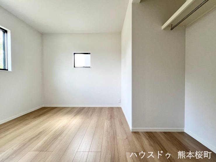 ■2階5帖洋室■寝室、書斎、趣味の部屋。家族の成長やライフスタイルに合わせ、様々な使い方ができる快適な空間です。