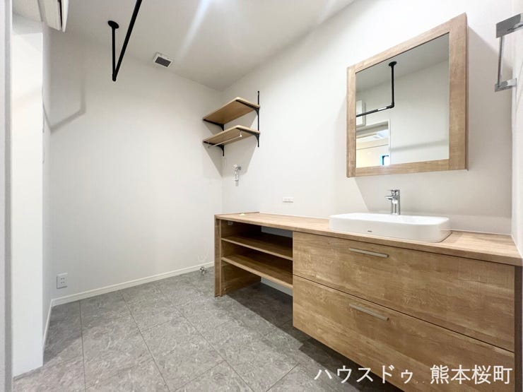 ■清々しいリフレッシュ空間■自分を磨き、気持ちを切り替える。心地よい光が差し込むプライベートスペース。