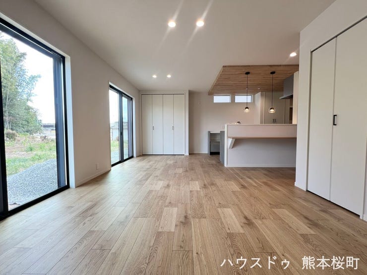 ■安らぎと笑顔の中心地■陽光が優しく降り注ぎ、会話が自然と弾む。ここでは、毎日が特別な時間へと変わります。