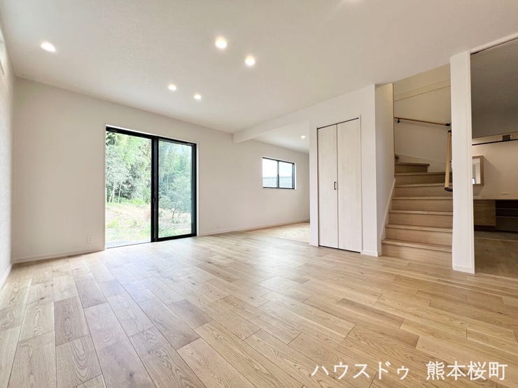 ■安らぎと笑顔の中心地■陽光が優しく降り注ぎ、会話が自然と弾む。ここでは、毎日が特別な時間へと変わります。