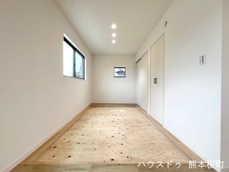 ■1階4帖和室■ゲストをもてなし、昼寝や家事にも使える、畳のぬくもりが心地よい多目的万能スペース。【2026年8月17日撮影】