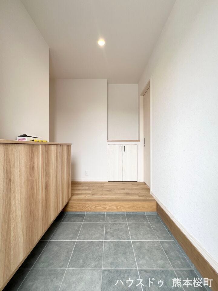 ■「しまう」が叶える美しい玄関■大容量のシューズクロークがあることでいつも整理された、気持ちの良い「家の顔」を保てます。