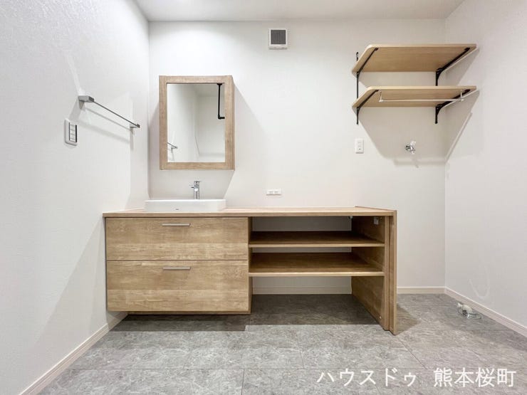 ■清々しいリフレッシュ空間■自分を磨き、気持ちを切り替える。心地よい光が差し込むプライベートスペース。