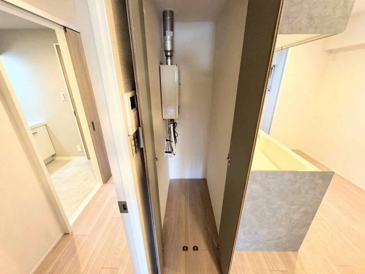 給湯器などの設備機器をすっきり収納できる扉付きの収納スペース。リビングなどの生活空間から機械類を隠せるため、室内を整った印象に保てます。下部の空きスペースは日用品の保管にも活用できます。