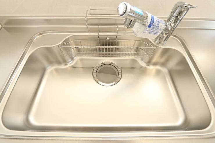 【シンク】
継ぎ目が少なく汚れが溜まりにくい滑らかな造りで、
日々の拭き掃除やお手入れがしやすく、清潔感を保ちやすい仕様です。