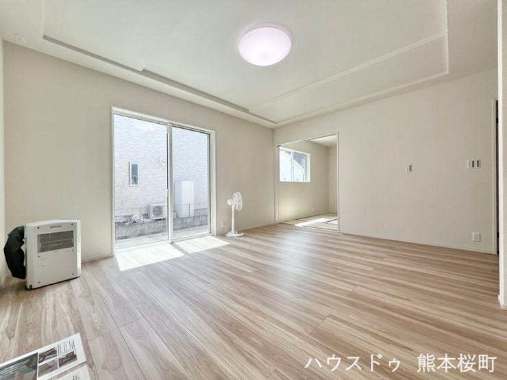 ■安らぎと笑顔の中心地■陽光が優しく降り注ぎ、会話が自然と弾む。ここでは、毎日が特別な時間へと変わります。