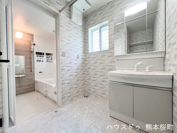 ■清々しいリフレッシュ空間■自分を磨き、気持ちを切り替える。心地よい光が差し込むプライベートスペース。
