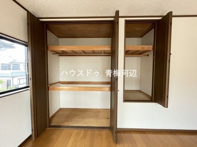 10帖洋室収納:ハンガーパイプにお洋服を掛けておけばシワや型くずれを防げます。枕棚にバッグや帽子などを置いておけばコーディネートを考えるのも楽になりますね。
