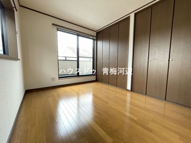 6帖洋室:バルコニーにつづく大きめの窓からたっぷりと日差しが降り注ぎます。2面採光なので、明るいお部屋でもちろん風通しも良好です。