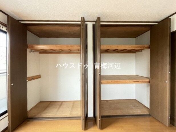 6帖洋室収納:パイプハンガーつきなので新たに家具を買わずにすみます。