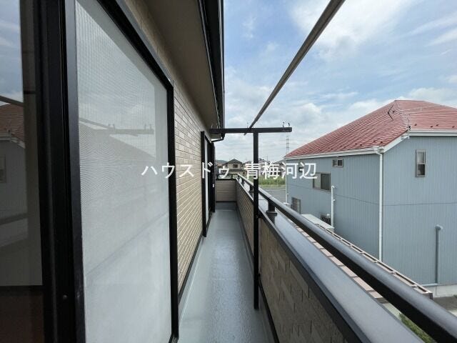 バルコニー:南向きのバルコニーで、晴れた日は気持ちよくお洗濯を干せそうです。2ヶ所の窓から出入りできるので効率よく家事ができそうです。