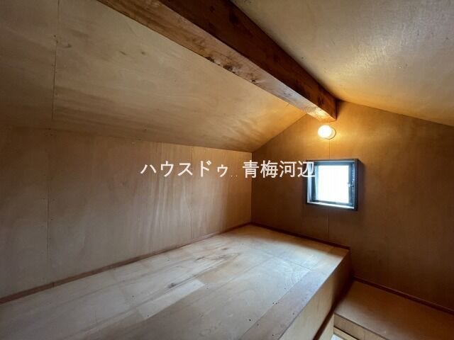屋根裏収納:屋根裏収納があるので普段使わない物や季節外のお洋服などを色々しまうことができます。