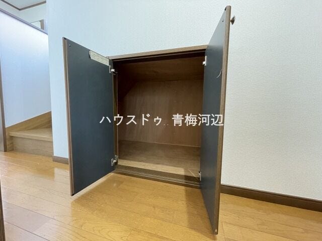 1階廊下収納:居室以外にも収納スペースが設置されており、使用頻度の低いものや季節家電、掃除道具や防災グッズなどをしまっておけます。