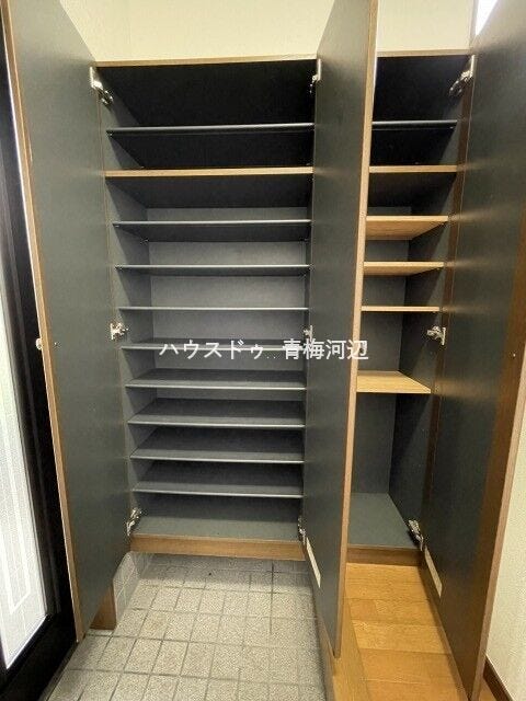 玄関収納:収納力があるので、ご家族の靴もたくさん保管できそうです。