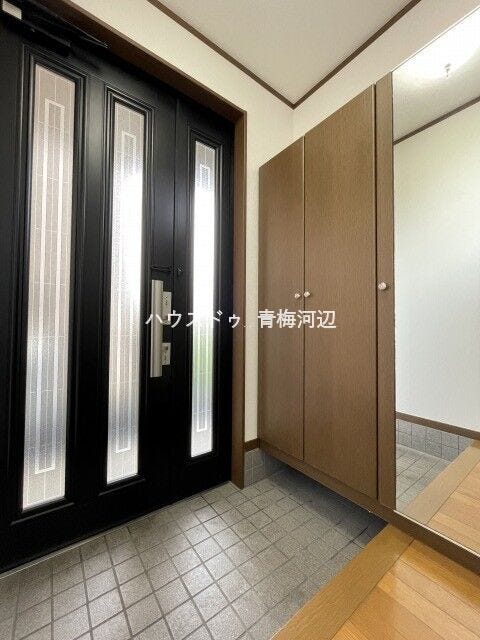 玄関:全身が映る鏡があるので、お出かけ前にチェックができますね。廊下との段差があまりなく、つまづかずに靴を履いたり脱いだりできます。