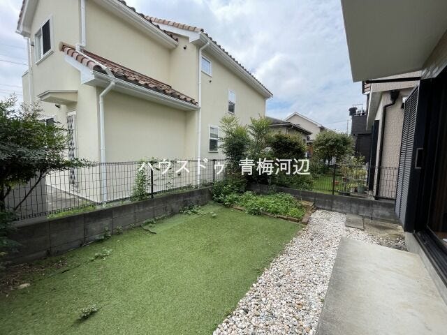 庭:広めのお庭なのでお子様と遊んだり、ペットと遊んだりできそうですね。ガーデニングや家庭菜園なども楽しめそうです。
