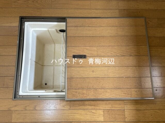 キッチン床下収納:日用品や買い置きの食品のストックをしまっておけます。