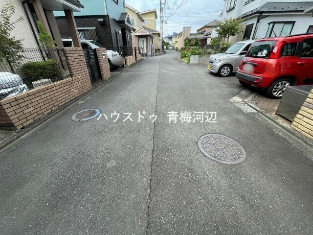 【私道 前面道路】幅員約5mの前面道路です。お子様と手を繋いで歩いている横を車が通り抜けれる道幅となっています。安心してお子様と一緒にお出掛けする事が出来ます。