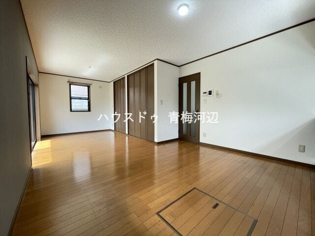 14帖リビング:ナチュラルな雰囲気のフローリングですので家具やインテリアなども合わせやすいです。どんなお部屋にしていくか考えるのも楽しいですね♪