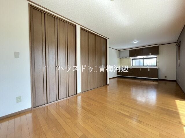 14帖リビング:窓があるので、日差しが降り注ぐのはもちろん、換気もしっかりできます。窓を開けて家事の合間の休憩もできそうです。