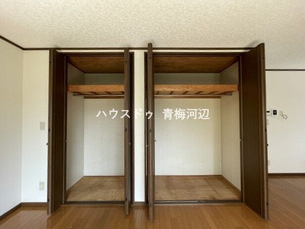 14帖リビング収納:家族の私物が集まりがちなリビングも、収納スペースがあればスッキリ片付きますね。掃除道具や常備薬などの共用アイテムもしまっておけます。