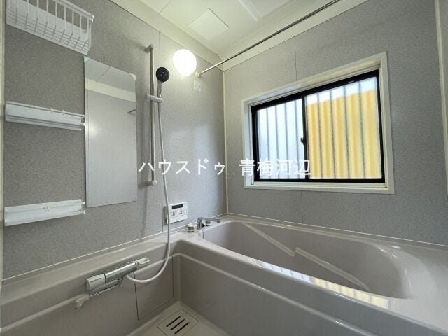 浴室:明るく清潔感のある浴室になります。窓があることで湿気がこもりにくく、お掃除もしやすいですね。