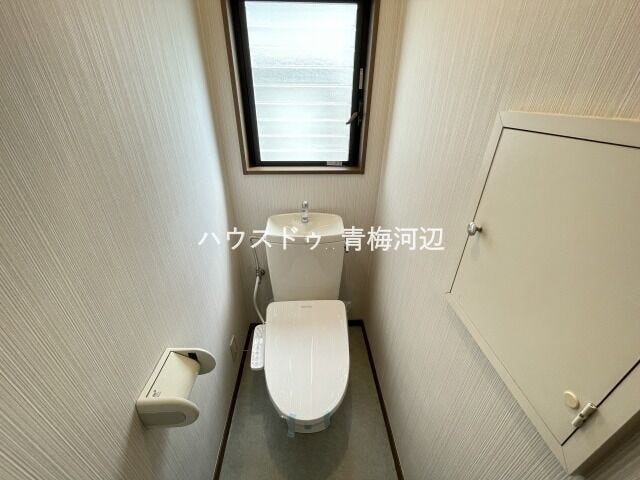 トイレ:白を基調としたシンプルな壁紙のトイレになります。2階にも設置されているのでお部屋からの移動も短縮できますね。