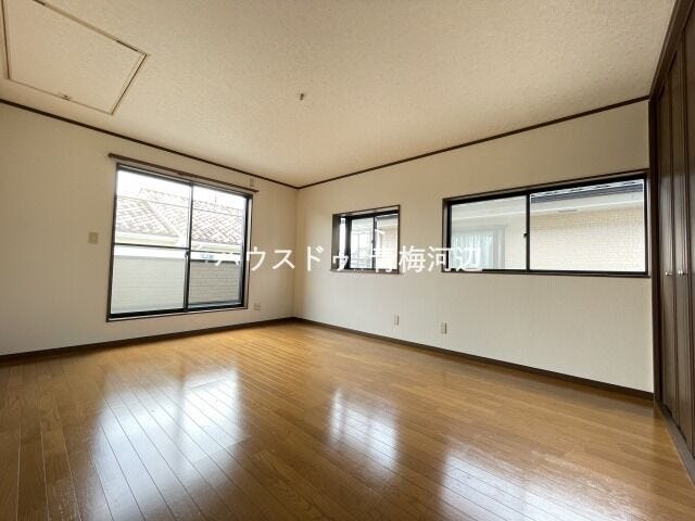 10帖洋室:広々としたお部屋なので、ご夫婦の寝室としてもお使いいただけそうです。南側の窓から日差しが入りプライベートの時間も気持ちよく過ごすことができそうです。